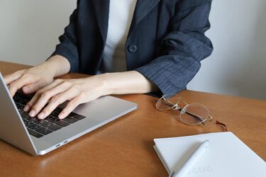情報発信ビジネスのコンサルは受けるべき？費用・効果・選び方を徹底解説